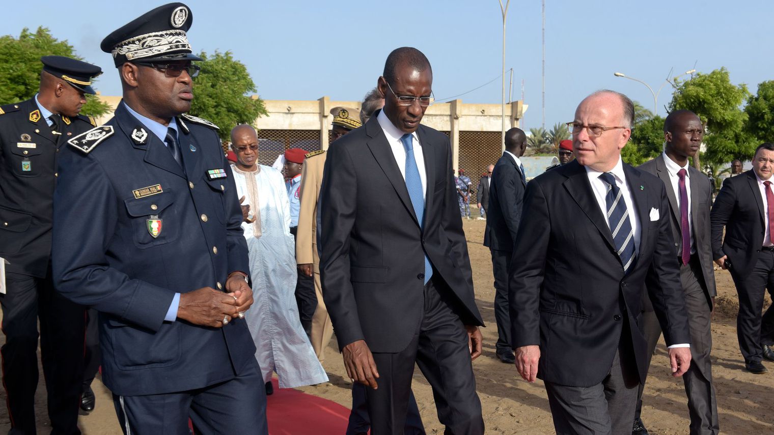 les-ministres-francais-et-senegalais-de-l-interieur-bernard-cazeneuve-et-abdoulaye-daouda-diallo-c-le-7-octobre-2016-a-dakar_5722183